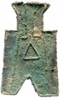 China
Chou-Dynastie 1122-255 v. Chr
Bronze-Spatengeld mit flachem Griff ca. 350/250 v.Chr. "square foot", Gong.
sehr schön, Fundbelag