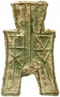 China
Chou-Dynastie 1122-255 v. Chr
Bronze-Spatengeld mit flachem Griff ca. 350/250 v.Chr. "square foot", Liang.
sehr schön, Fundbelag