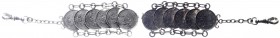 China
Qing-Dynastie. De Zong, 1875-1908
Uhrenkette aus 6 X 5 Cents o.J. (1891) Provinz Kwang-Tung. Unterer Kettenteil fehlt. Länge 9,7 cm; 12,83 g....