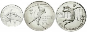 China
Volksrepublik, seit 1949
3 Silbermünzen 1984: 5 Yuan Stabhochsprung, 10 Yuan Volleyball und 10 Yuan Eislaufen, teils leichte Patina.
Polierte...