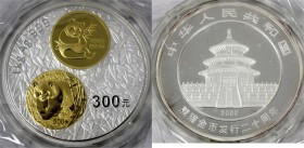 China
Volksrepublik, seit 1949
300 Yuan 1 Kilo Silbermünze 2002. 20 Jahre Goldbarrenmünzen Panda. Münzmotive von 1982 und 2001 (Motivteile vergoldet...