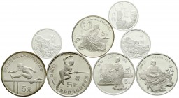 China
Lots der Volksrepublik China
8 Silberstücke: 5 X 5 Yuan 1986/1988 und 3 Medaillen.
Polierte Platte