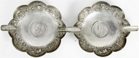 Indien
Georg V., 1911-1936
2 Silber-Ascher mit eingesetzten Rupien von 1912 und 1913. Jeweils Sterlingsilber, Durchmesser je 97 mm, Gesamtgewicht 10...