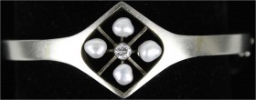 Armbänder und Fußkettchen
Damen-Armreif Weißgold 750 mit 4 Perlen und einem Brillant, ca. 0,15 ct. 60 mm; 21,42 g