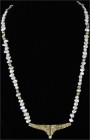 Colliers und Halsketten
Zuchtperlencollier aus 94 Perlen, 14 Goldperlen, breitem Anhänger mit Brillant (ca. 0,1 ct.) und Verschluss aus Gelbgold 585....