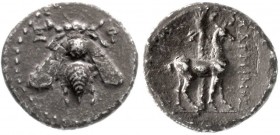 Ionia
Ephesos
Aristagoras, ca. 387/295 v.Chr
Drachme 207/150 v. Chr. Magistrat Xarminos. Biene/Hirsch vor Palme. 3,47 g.
sehr schön
Ex. Empo Alph...