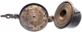 Allgemeine Waagen und Gewichte
Bronzenes Topfgewicht zu 16 Lot, Württemberg, um 1800. 44 X 27 mm. 230,40 g. Die kleinste Gewichtseinheit (1 Lot) fehl...