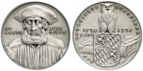 Münchner Medailleure
Karl Goetz
Silbermedaille 1934. Johannes Aventinus. 36 mm; 19,57 g.
vorzüglich/Stempelglanz, mattiert, schöne Patina