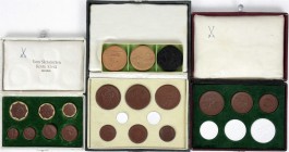 Lots
4 Etuis mit Sets von Porzellanmünzen: Rothenburg ob der Tauber (3 Majolikamünzen), Sachsen 1921 (7 Münzen), Ostsachsen Reichsheimstättenbund (6 ...