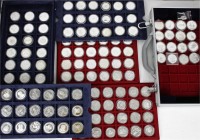 Sammlungen allgemein
Schatulle und Koffer mit 110 modernen Gedenk-Silbermünzen aus aller Welt. Viele Exoten, auch Olympia und Tiermotive.
meist Poli...