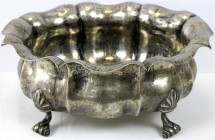 Silber
Vierfüßige Schüssel, Silber 800, um 1900/1920. Handgehämmertes Jugendstil-Blütendesign. 22 X 18,5 X 9 cm. 408,09 g