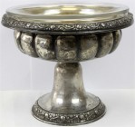 Silber
Anbietschale, Silber 800, graviert 1917 mit Innenvergoldung und Glaseinsatz. Höhe 17 cm, Durchmesser 21 cm. Gewicht ohne Glaseinsatz 459,33 g....