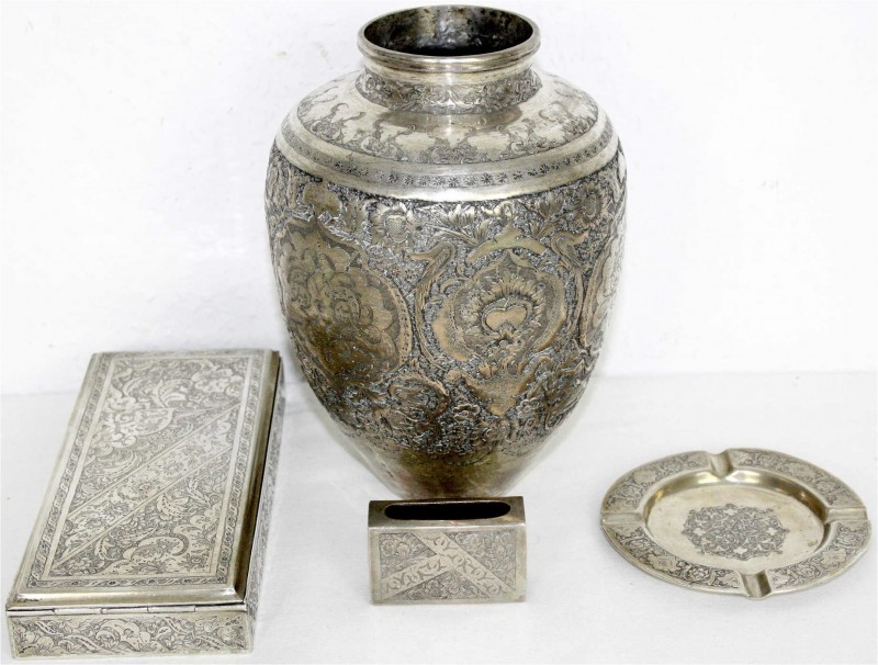 Silber
Iran
4 Teile: Vase, Zigarrenetui, Zündholzschachtel und Ascher. Bis auf...