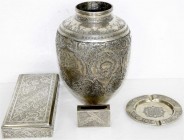 Silber
Iran
4 Teile: Vase, Zigarrenetui, Zündholzschachtel und Ascher. Bis auf die Zündholzschachtel alle gestempelt Silber 84 zolotniki, wohl alle ...