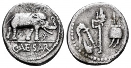 Julio César. Denario. 54-51 a.C. Roma. (Ffc-50). (Craw-443/1). (Cal-640). Anv.: Elefante a la derecha pisando una serptiente, en exergo CAESAR . Rev.:...