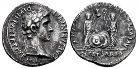 Augusto. Denario. 7-6 a.C. Lugdunum. (Ffc-22). (Ric-207). (Cal-852). Rev.: Cayo y Lucio togados, con sendos escudos, encima símpulo y lítuo . Ag. 3,46...