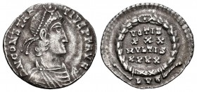 Constancio II. Silicua. 360-361 d.C. Lugdunum. (Spink-17950). (Ric-216). Rev.: VOTIS / XXX / MVLTIS / XXXX, dentro de corona de laurel, en exergo LVG....