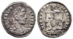Graciano. Silicua. 375-379 d.C. Treveri. (Ric-27). Rev.: VIRTVS ROMANORVM. Roma sentada a izquierda, en exergo TRPS. Ag. 1,85 g. Fina grieta. MBC+. Es...