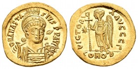 Anastasio. Sólido. 491-518 d.C. Constantinopla. (S-5). (Ratto-321). Rev.: VICTORIA AVGGG r / CONOB. Victoria en pie a izquierda con cruz larga, estrel...