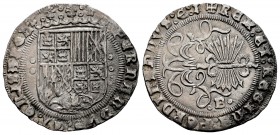 Fernando e Isabel (1474-1504). 1 real. Burgos. (Cal 2008-no cita). (Cal 2019-306 variante). Ag. 3,28 g. Escudo entre dos puntos a izquierda y 2 roeles...