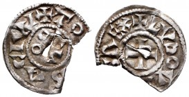 Francia. Acuñaciones Carolingias. Louis III. Dinero. (888-898). Toulouse. (Prou-818). (MG 1650-1651). Au. 1,37 g. Cospel faltado. Agujero. Rara. MBC+....
