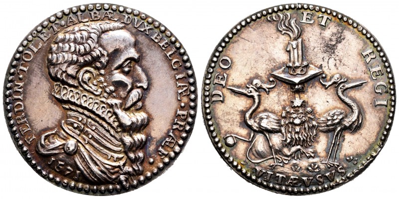 Países Bajos. Medalla. 1571. Rev.: DEO ET REGI. Una vela encendida sostenida por...