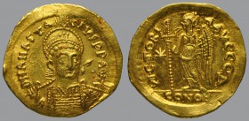 Solidus, Constantinople, 4,42 g Au, 21 mm, D N ANASTA-SIVS P P AVG, helmeted and cuirassed bust facing three-quarters right, holding spear and shield/...