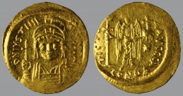 Justinian I (527-565), Solidus, Constantinople, 4,48 g Au, 21 mm, D N IVSTINI–ANVS P P AVG, helmeted and cuirassed bust facing, holding globus crucige...