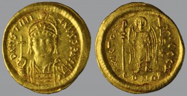 Solidus, Constantinople, 4,46 g Au, 21 mm, D N IVSTINI–ANVS P P AVG, helmeted and cuirassed bust facing, holding globus cruciger in right hand, shield...