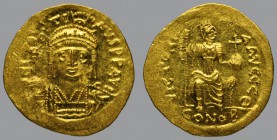 Justin II (565-578), Solidus, Constantinople, 4,51 g Au, 20 mm, O N IV–STI–NVS P P AVG, helmeted and cuirassed bust facing, holding crowning Victory o...