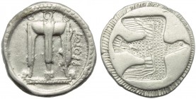 Bruttium, Croton, Stater, c. 530-500 BC; AR (g 8,03; mm 23; h 6); ϘPOTON, tripod with legs ending in lion's paws, on the lebes, serpents and ornaments...