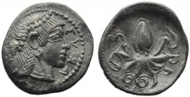Sicily, Syracuse, Second Democracy (466-405), Litra, c. 466-460 BC; AR (g 0,67; mm 13; h 4); ΣV - RA, head of nymph Arethusa r., wearing pearl diadem,...