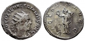 Valeriano I. Antoniniano. 253 d.C. Roma. (Spink-9985). (Ric-125). Rev.: VICTORIA AVGG. Victoria en pie a izquierda con corona y palma. Ag. 3,90 g. MBC...