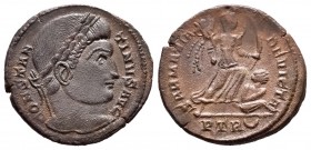 Constantino I. Follis. 232-235 d.C. Treveri. (Ric-435). Rev.: SARMATIA DEVICTA. Victoria arrollando a enemigo . Ag. 2,67 g. MBC+. Est...30,00. English...