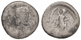 Calpurnia - L. Piso Frugi - Quinario (64 a.C.) Testa di Apollo a d. - R/ La Vittoria a d. - S. 13b AG (g 1,59)
qMB