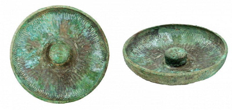 A Greek omphalos phiale in bronze
5th – 4th century BC; diam. cm 19,5; alt. cm ...