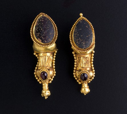 Parthian gold and garnet earrings
1st – 2nd century AD; lungh. cm 5,8; gr 10,97...