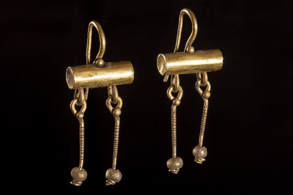 Pair of Roman gold earrings
1st – 2nd century AD; lungh. mm 29; Pair of gold ea...