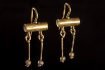 Pair of Roman gold earrings
1st – 2nd century AD; lungh. mm 29; Pair of gold earrings with open loop attached to cylindrical hollow bar. Below, a pai...