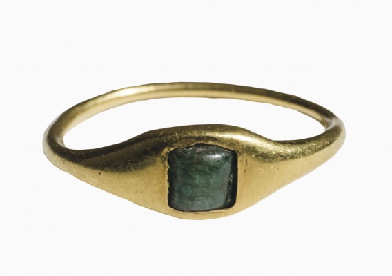 Roman gold finger ring with emerald
1st – 2nd century AD; diam. mm 15; gr 1,92;...