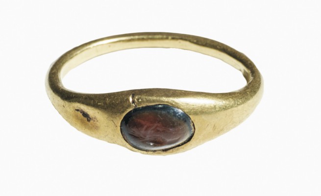 Roman gold finger ring with garnet Intaglio 
1st – 2nd century AD; diam. 15 mm;...