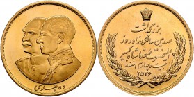 Persien Mohammad Reza Pahlavi 1942 - 1979
 Goldmedaille 1977/1978 (= 2536 MS) unsigniert. Die uniformierten Brustbilder des Schahs und seines Vaters ...