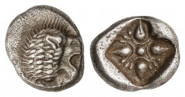 1/12 Estátera. 500-478 a.C. MILETOS. Anv.: Cabeza de león a derecha. Rev.: Flor de cuatro pétalos y pistilos en cuadrado incuso. 1,14 grs. AR. Se-3533...
