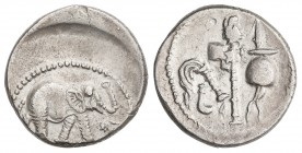 Denario. 59-44 a.C. JULIO CÉSAR. Anv.: Elefante a derecha, delante una serpiente. En exergo: (CAESAR). Rev.: Instrumentos sacerdotales. 3,75 grs. AR. ...