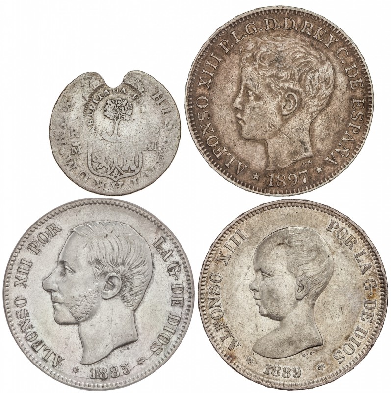 Lote 4 monedas 5 Pesetas (2), 1 Peso y 2 Reales. 1885, 1889, 1897 y S/F (1845). ...