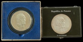 Lote 2 monedas 20 Balboas. 1971 y 1972. AR. 150 aniversario Independencia y Simón Bolívar. En presentaciones originales, algo deterioradas. KM-29, 31....