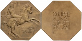 Exposición Internacional de Caza. 1910. AUSTRIA. VIENA. Anv.: Jinete clásico a derecha. Rev.: Gruppe Kunst. AE plaqueta octogonal. Ø 70X70 mm. SC.