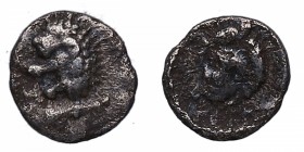 375 aC. Asia Menor. Reino de Caria. 1/6 Estátera. 6,8mm. Ag. 0,23 g. MBC+ / EBC-. Est.40.