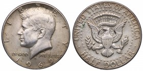 1969. Estados Unidos. Jhon F. Kennedy (1961-1963). Denver. Half Dollar. KM# 202a. Ag. 11,58 g.  IN GOD WE TRUST /Sello presidencial. Diametro: 30,6 mm...
