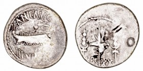 Marco Antonio
Denario. AR. (32-31 a.C.). A/Galera pretoriana a der., alrededor ANT. AVG. (III VIR. R.P.C). R/Águila legionaria entre dos insignias, e...